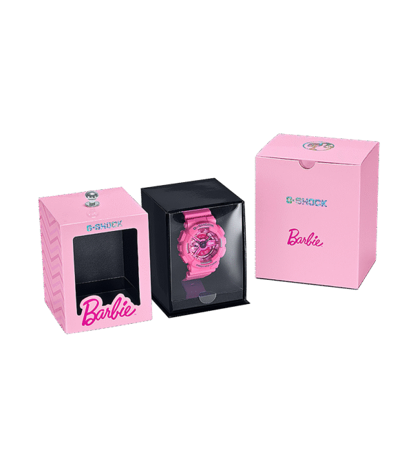 Vista lateral del reloj G-SHOCK Barbie en rosa empolvado con botones y estructura compacta.