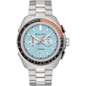 Detalle de la esfera azul cielo del Bulova 98B432 con agujas y marcadores naranjas y plateados.