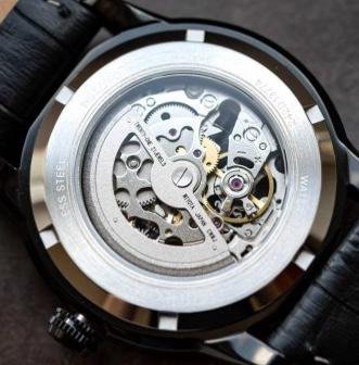 Bulova 98A283 automático negro con detalles en oro rosa, vista del fondo.