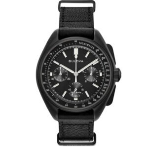 Reloj Bulova 98A186 Lunar Pilot frontal con cronógrafo y brazalete negro.