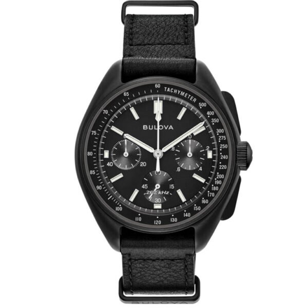 Reloj Bulova 98A186 Lunar Pilot frontal con cronógrafo y brazalete negro.