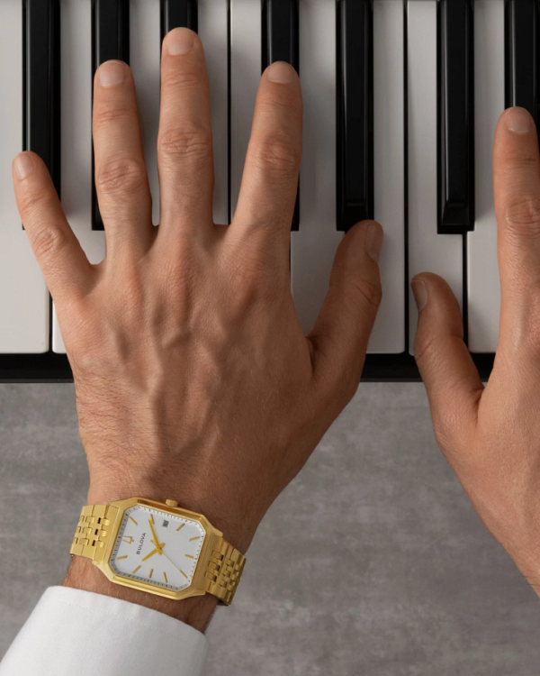 Reloj Bulova 97B236 Tony Bennett en la muñeca