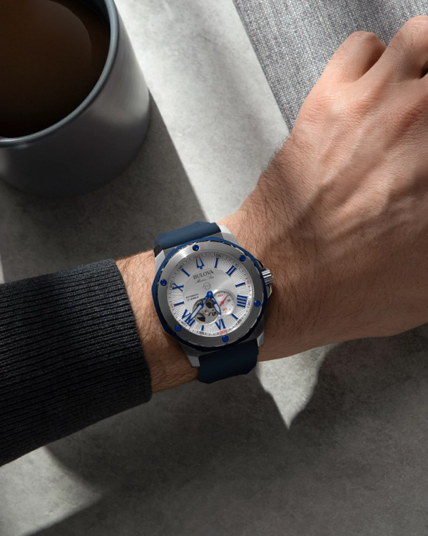 Reloj Bulova 98A225 Marine Star en la muñeca