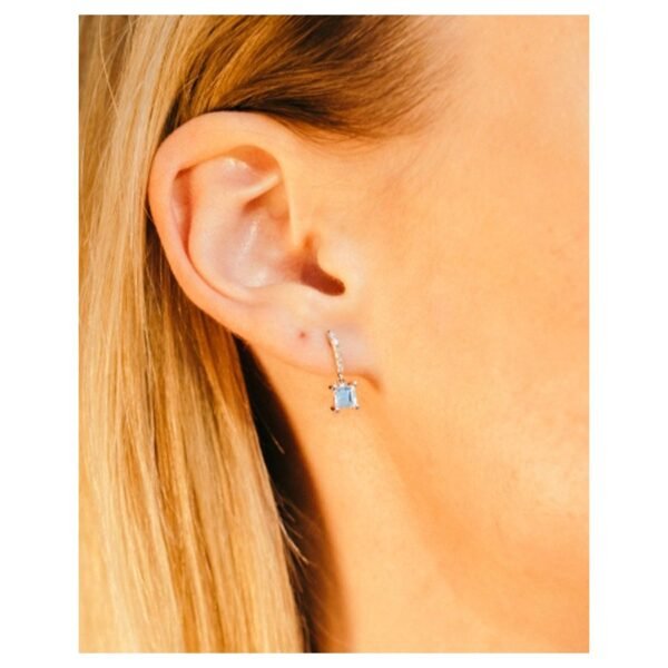 Pendientes Lecarré Ocean detalle puesto Pendientes Lecarré Ocean oro blanco topacio azul detalle puesto