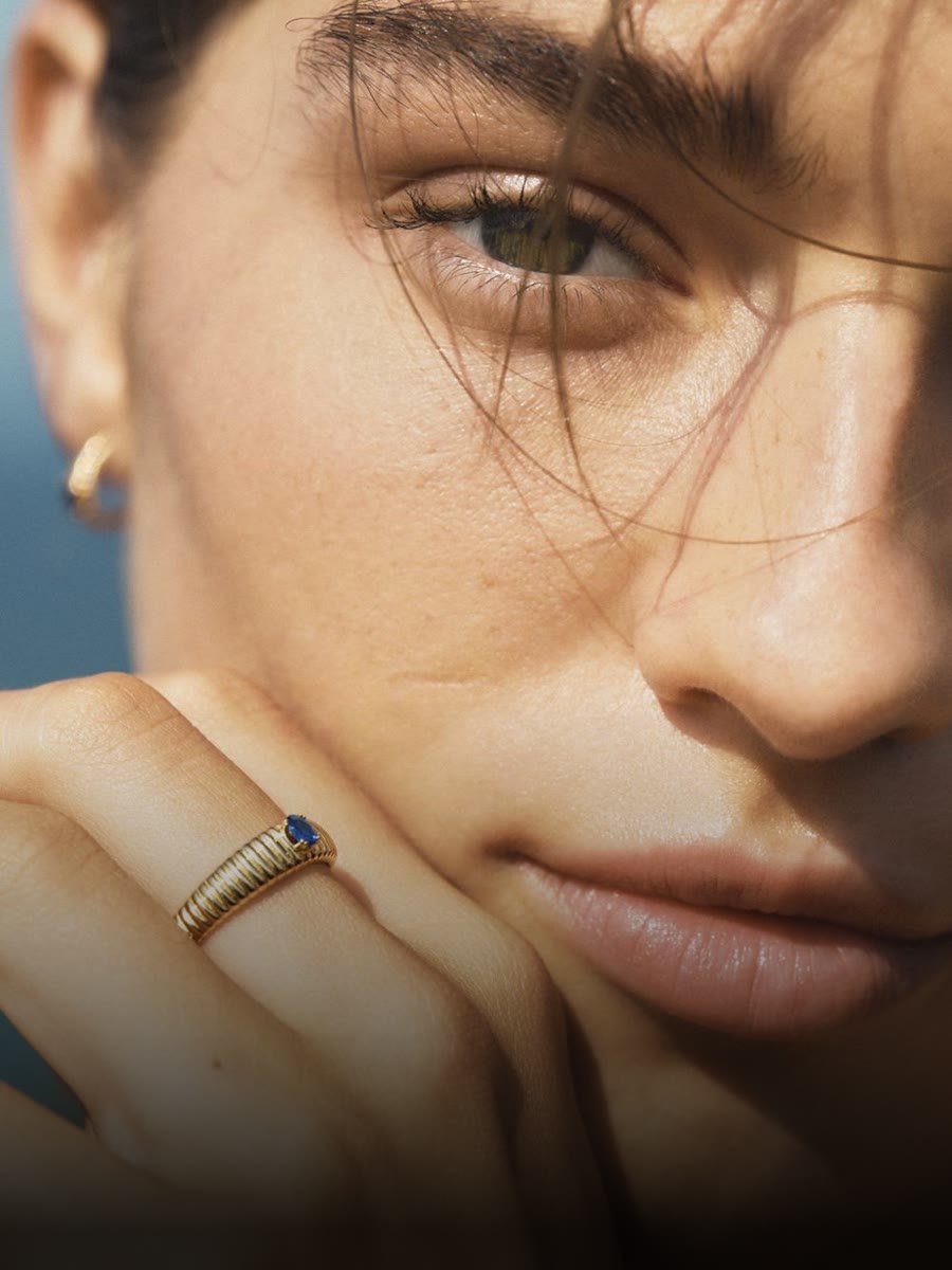 Modelo con anillo de oro Lecarré y piedra azul