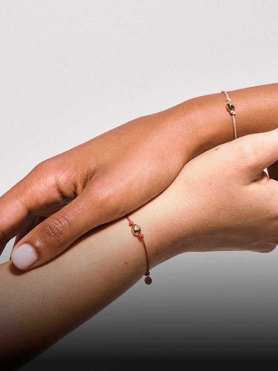 Muñecas con pulseras de oro Lecarré