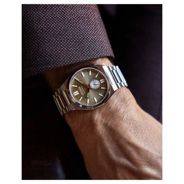 Reloj Citizen NK5010-51X Tsuyosa verde en la muñeca