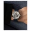 Reloj Bulova 96A330 Sutton plateado y azul en la muñeca