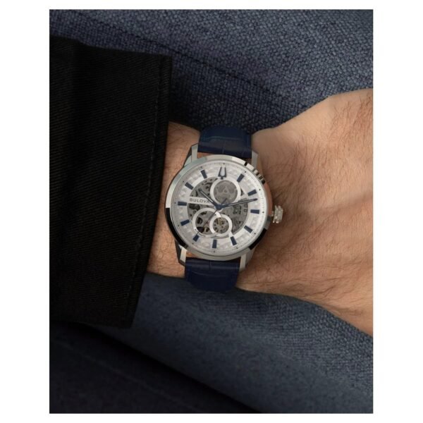 Reloj Bulova 96A330 Sutton plateado y azul en la muñeca