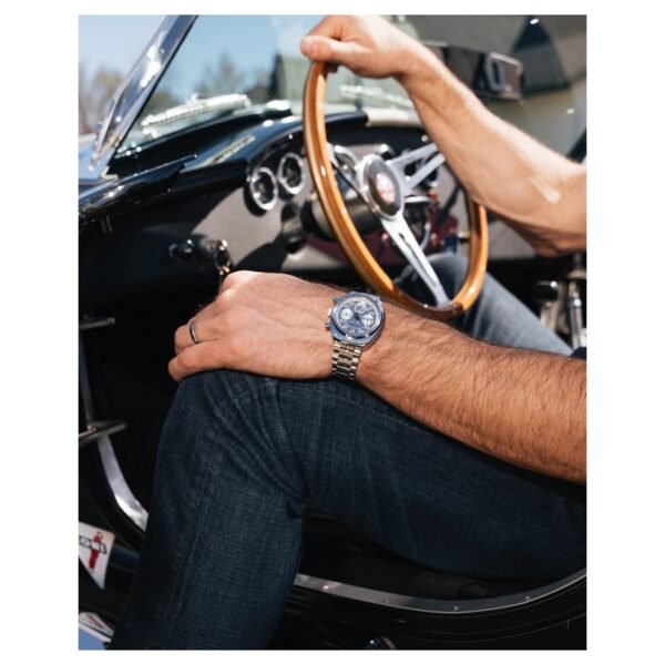 Bulova 96K118 en la muñeca Reloj Bulova 96K118 Shelby Racer plateado en la muñeca al volante