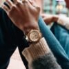 Reloj Bulova 97A206 Prestige dorado con correa negra en la muñeca