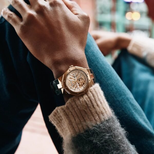 Reloj Bulova 97A206 Prestige dorado con correa negra en la muñeca