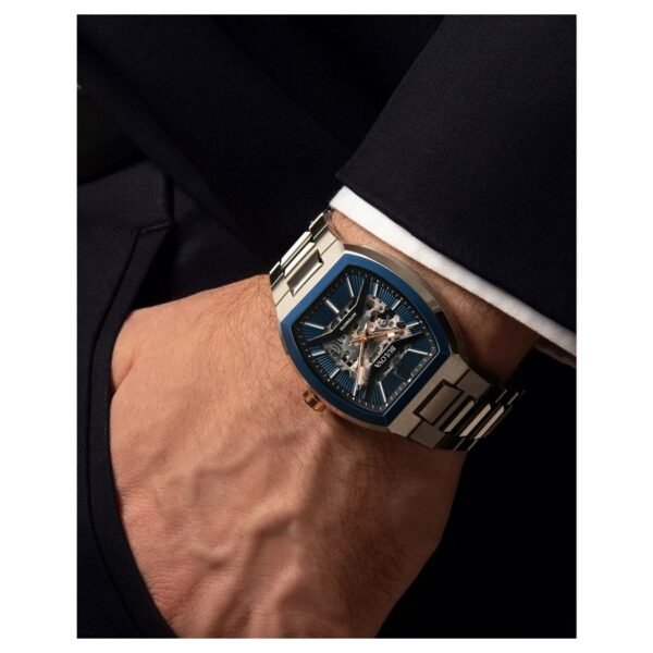 Reloj Bulova 98A319 Maquina azul en la muñeca