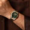 Bulova 98A338 en la muñeca Reloj Bulova 98A338 Surveyor verde bicolor en la muñeca
