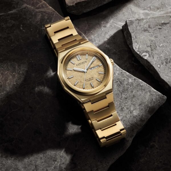 Citizen AW0132-55P escena de uso Reloj Citizen AW0132-55P Super Titanium dorado en una escena de uso
