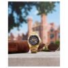 Citizen JY8144-50E uso real Reloj Citizen JY8144-50E Promaster Skyhawk dorado en una escena de uso