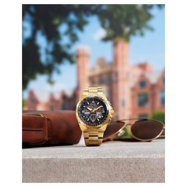 Citizen JY8144-50E uso real Reloj Citizen JY8144-50E Promaster Skyhawk dorado en una escena de uso