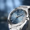 Citizen BM7620-83M ambiente Reloj Citizen BM7620-83M azul en una escena urbana
