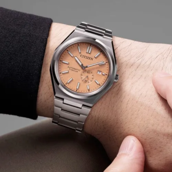 Reloj Citizen NJ0180-80Z Super Titanium esfera salmón y pulsera de titanio